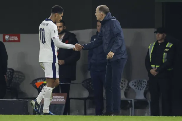 توماس توخيل ولاعب خط الوسط جود بيلينغهام (رويترز)