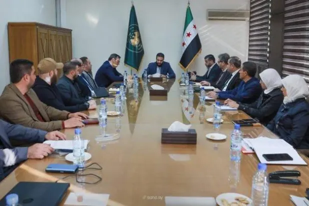 الشرع خلال زيارته مقر مصرف سوريا المركزي ولقائه حاكم ونواب المصرف (سانا)