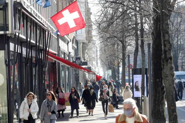 متسوّقون في بانهوفشتراسه بزيورخ (رويترز)