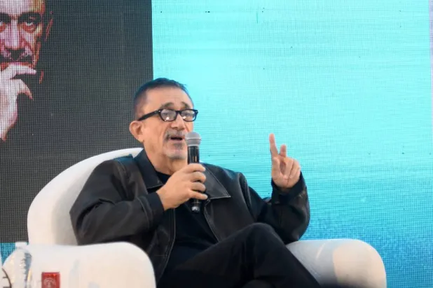 المخرج التركي نوري بيلغي جيلان متحدثاً في محاضرة له بالقاهرة السينمائي (مهرجان القاهرة السينمائي)