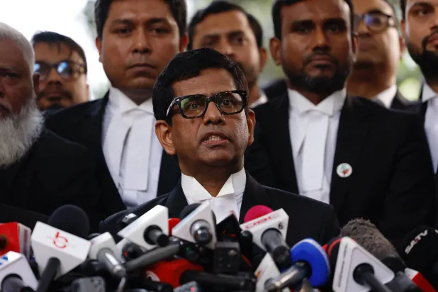 المدعي العام محمد تاج الإسلام يتحدث للصحافة بعد صدور الحكم بالإعدام ضد الشيخة حسينة في دكا الاثنين (رويترز)
