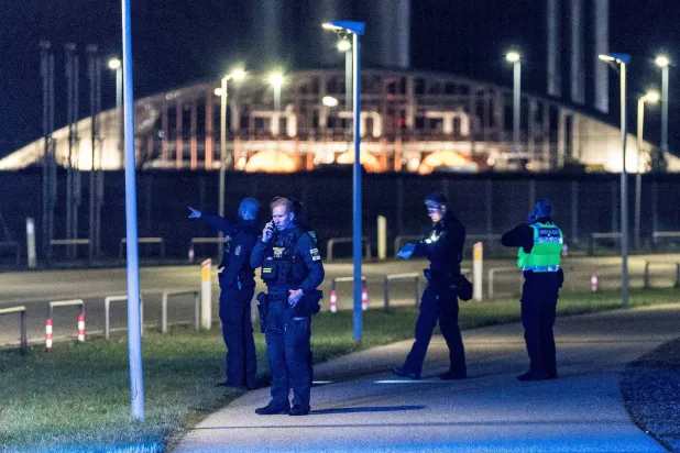 عناصر من الشرطة الدنماركية بعد إغلاق حركة المرور في مطار كوبنهاغن بسبب تقارير عن طائرات مُسيَّرة يوم 22 سبتمبر 2025 (رويترز)