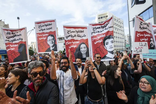 جانب من احتجاجات مطالِبة بإطلاق سراح المعتقلين السياسيين في تونس العاصمة (أرشيفية - أ.ب)