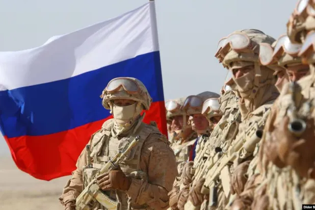 قال مراسل للتلفزيون الرسمي الروسي في تقرير بُثَّ الأحد: «ينشط ضباط وجنود من وحدة القوات المسلحة الروسية في 6 دول أفريقية» (رويترز)