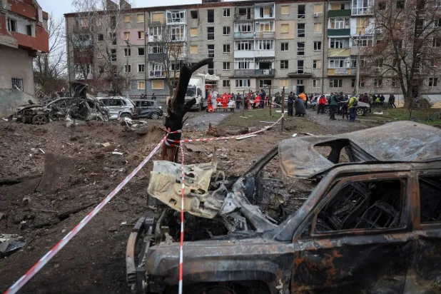 سكان يتلقّون مساعدات إنسانية بالقرب من مبنى شقتهم الذي تضرر خلال ضربات صاروخية روسية في بلدة بالاكليا في منطقة خاركيف بأوكرانيا في 17 نوفمبر 2025 (رويترز)