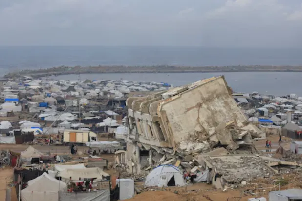 Palestinian-tent shelter amid rubble, along the coast on a rainy day, during a ceasefire between Israel and Hamas, in Gaza City, November 14, 2025. REUTERS/Dawoud Abu Alkas 