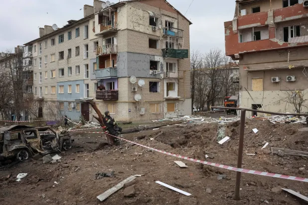 رجل إطفاء في موقع مبانٍ سكنية استهدفتها الضربات الصاروخية الروسية في بلدة بالاكليا في منطقة خاركيف بأوكرانيا في 17 نوفمبر 2025 (رويترز)
