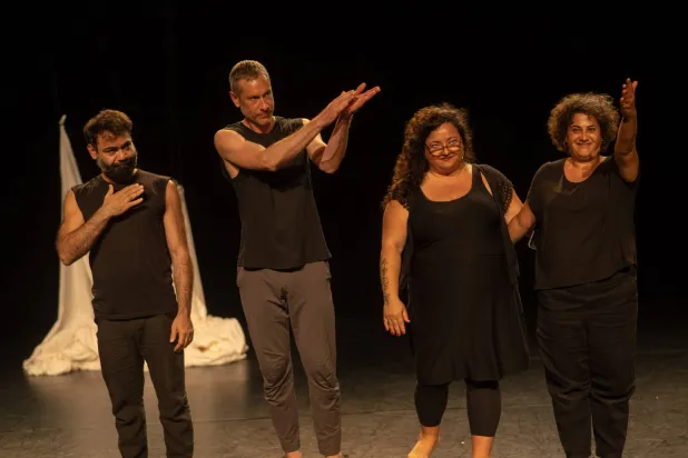 مشهد يجمع أبطال المسرحية (فريق المسرحية)