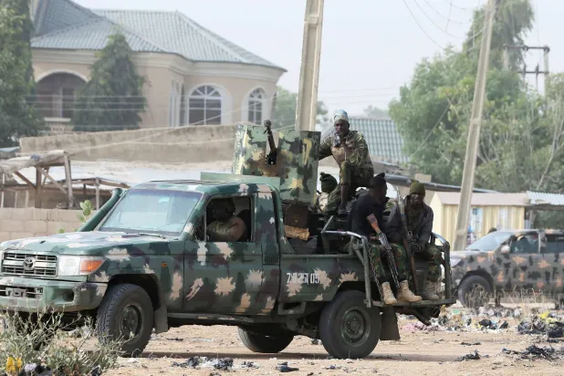الجيش النيجيري يؤمّن منطقة بالقرب من مايدوغوري في نيجيريا (رويترز - أرشيفية)