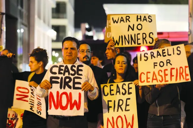 İsrail parlamentosu Knesset’in Arap üyesi Eymen Udeh, Tel Aviv'de Gazze'deki savaşı protesto eden bir gösteride, Kasım 2023 (AFP)