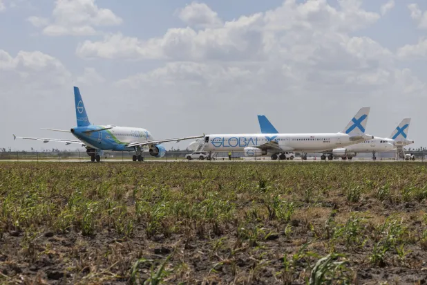 طائرات تستخدم لترحيل المهاجرين على مدرج مطار في تكساس (أ.ب) 