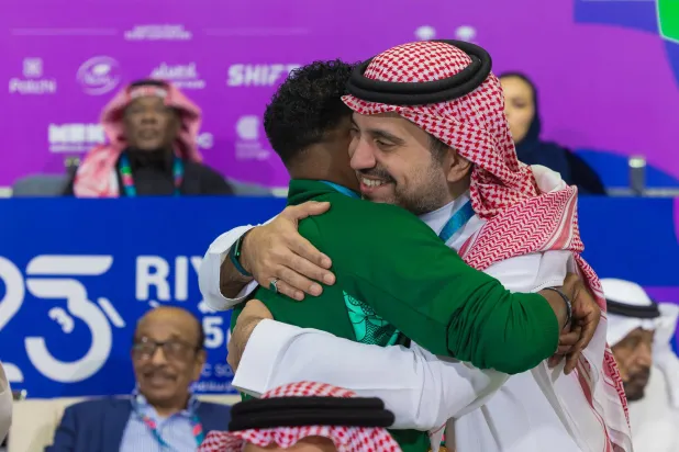 الأمير فهد بن جلوي مهنئاً النخلي بالذهبية (الشرق الأوسط)