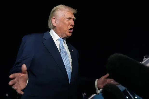 الرئيس الأميركي دونالد ترمب يتحدث للصحافيين قبل صعوده إلى طائرة الرئاسة في مطار بالم بيتش في طريق عودته إلى البيت الأبيض الأحد (أ.ب)