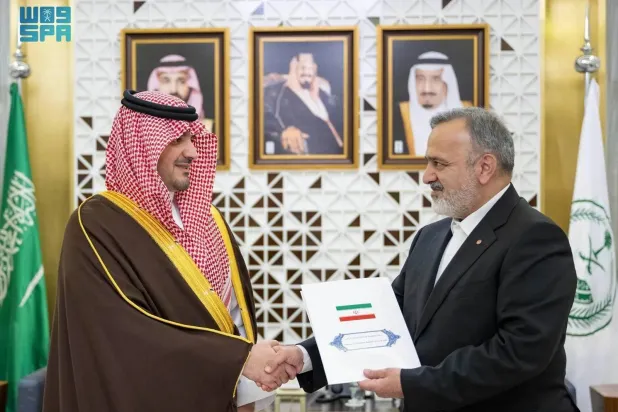 Saudi Minister of Interior Prince Abdulaziz bin Saud bin Naif bin Abdulaziz received the message from Iranian Head of Hajj and Pilgrimage Organization Alireza Rashidian. (SPA)