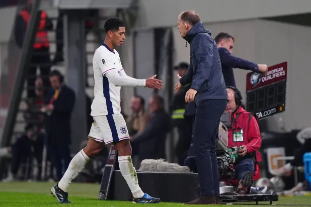 16 November 2025, Albania, Tiranë: England head coach Thomas Tuchel (R) acknowledges England's Jude Bellingham after being substituted off during the FIFA World Cup European Qualifying soccer match between Albania and England at the Air Albania Stadium. (dpa)