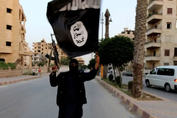 أحد عناصر تنظيم «داعش» (أرشيف - رويترز)