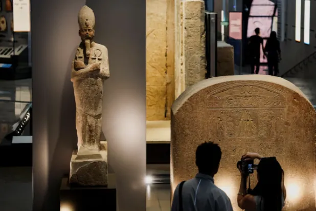 زيارة المتاحف والمعارض الفنية والمواقع التراثية العريقة يمكن أن تقلل من الشعور بالتوتر (رويترز)