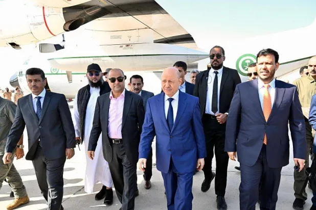 رئيس مجلس الحكم اليمني رشاد العليمي عاد إلى عدن لمتابعة تقدم الإصلاحات الحكومية (سبأ)