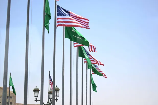 الأعلام السعودية والأميركية في الرياض خلال زيارة ترمب للسعودية في مايو الماضي (الشرق الأوسط)