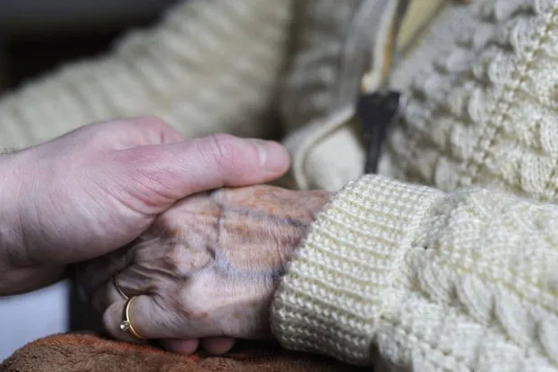 انهيار «الشبكات» الوقائية المحيطة بالخلايا العصبية في الدماغ قد يكون هو السبب وراء نسيان مرضى ألزهايمر أحباءهم (أرشيفية-رويترز)