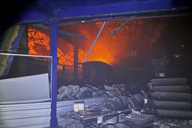 مستودع لسكة حديدية يحترق بعد هجوم بمسيّرة روسية في دنيبرو الثلاثاء (رويترز) 