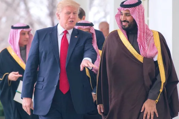 صورة أرشيفية تظهر الأمير محمد بن سلمان، ولي العهد، رئيس مجلس الوزراء السعودي، والرئيس الأميركي دونالد ترمب (واس)