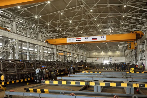 أعمال الإنشاءات تمضي على قدم وساق داخل محطة الضبعة المصرية (وزارة الكهرباء المصرية)