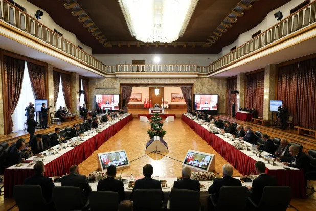 لجنة وضع الإطار القانوني لنزع أسلحة «العمال الكردستاني» عقدت جلسة استماع مهمة الثلاثاء 18 نوفمبر للوقوف على آخر تطورات «عملية السلام» (البرلمان التركي - إكس)