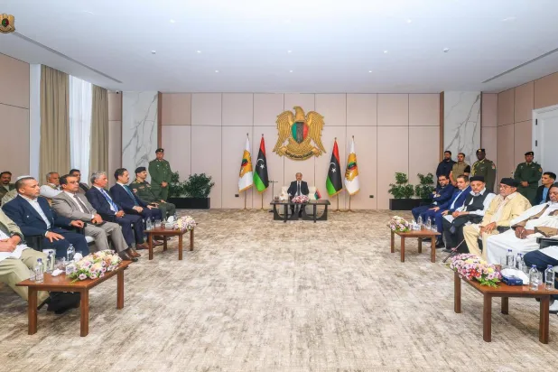 حفتر خلال استقباله في بنغازي وفداً من مشايخ وحكماء الزاوية بغرب ليبيا (القيادة العامة)