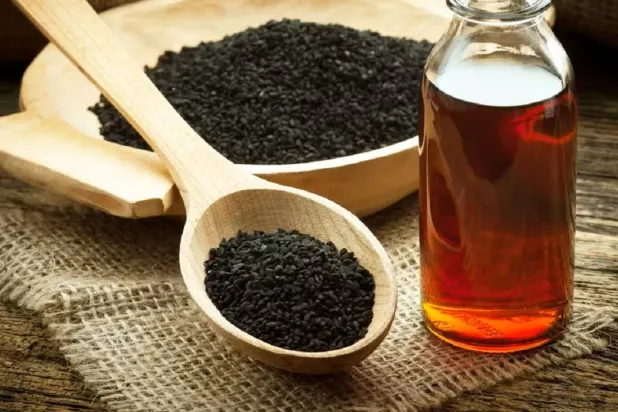 بذور الحبة السوداء تُعرف باستخدامها كعلاج طبيعي بفضل خصائصها المضادة للأكسدة والالتهابات (كليفلاند كلينك)