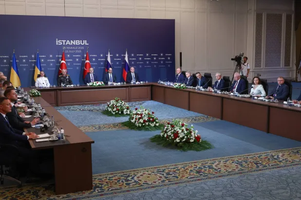 جانب من جولة المفاوضات المباشرة الثالثة بين الوفدين الروسي والأوكراني في إسطنبول في 23 يوليو الماضي (د.ب.أ)