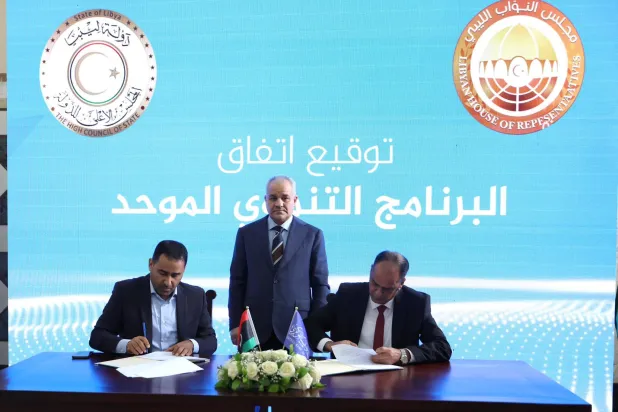 صورة وزعها «مصرف ليبيا المركزي» لتوقيع اتفاق مجلسي النواب و«الدولة»