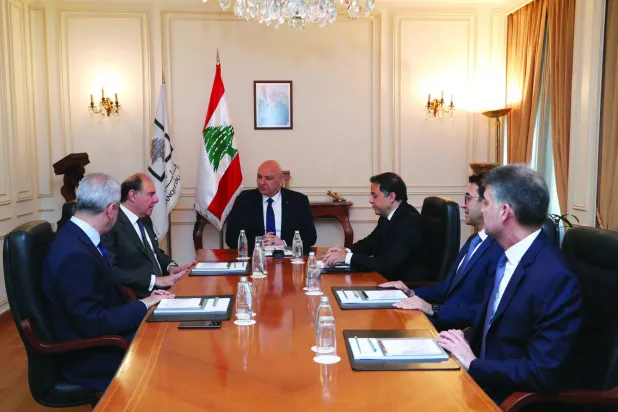 الرئيس اللبناني جوزيف عون خلال أحد اجتماعاته مع حاكم المصرف المركزي ونوابه الأربعة (الرئاسة اللبنانية)