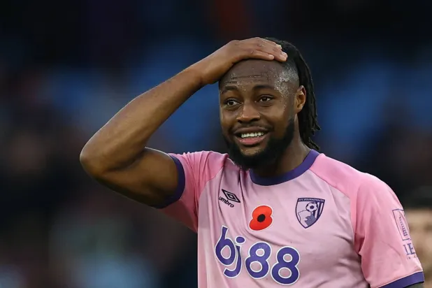 الغاني أنطوان سيمينيو نجم بورنموث (رويترز)