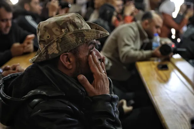 والد أحد المتهمين بالتورط في أحداث العنف الطائفي التي وقعت في الساحل السوري يحضر المحاكمة بالقصر العدلي بحلب الثلاثاء (إ.ب.أ)