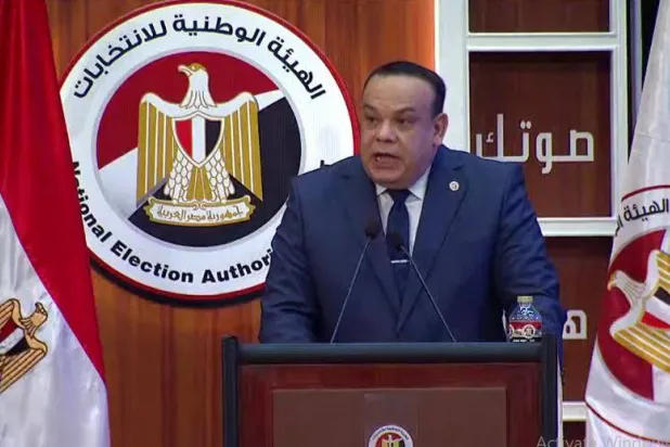 رئيس الهيئة الوطنية للانتخابات حازم بدوي لحظة إعلان نتائج المرحلة الأولى للانتخابات البرلمانية المصرية (لقطة مثبتة)