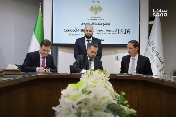خلال توقيع مذكرة التفاهم مع الشركتين الأميركيتين لتطوير حقول الغاز (سانا)