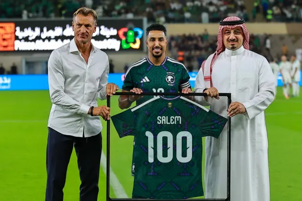 ياسر المسحل ورينارد خلال تكريم الدوسري (تصوير: محمد المانع)