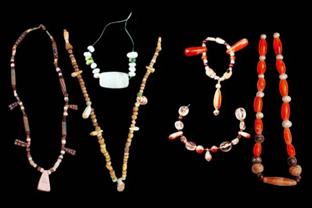 6 حلل نسائية من مقابر البحرين الأثرية