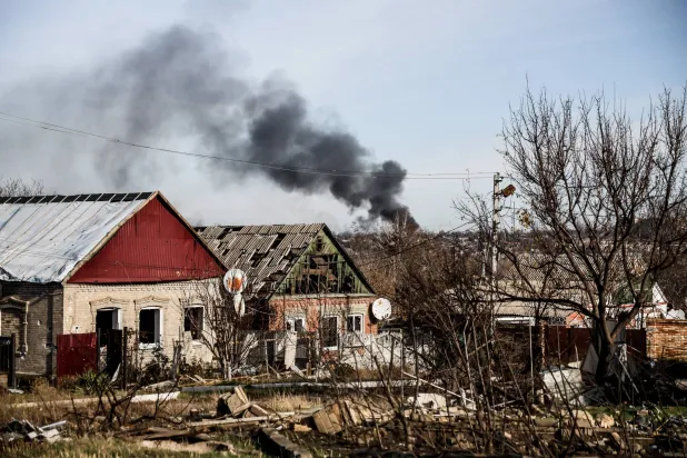 الدمار يظهر في مدينة كوستيانتينيفكا الواقعة على خط المواجهة بمنطقة دونيتسك الأوكرانية (إ.ب.أ)