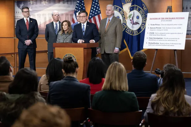 رئيس مجلس النواب الأميركي مايك جونسون يتحدث إلى الإعلام في مبنى الكابيتول الأميركي في العاصمة واشنطن... 18 نوفمبر 2025 (إ.ب.أ)