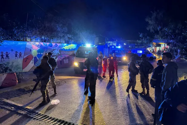 جنود لبنانيون عند مدخل مخيم عين الحلوة بعد الضربات الإسرائيلية (رويترز)