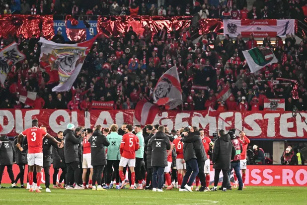 لاعبو النمسا يحتفلون مع جماهيرهم بالتأهل لكأس العالم (أ.ف.ب)