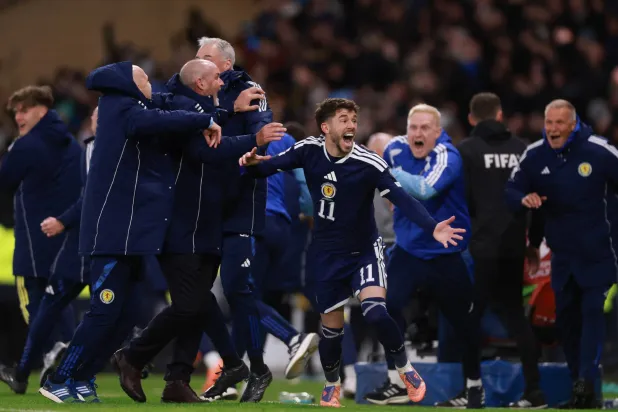 فرحة لاعبي وجهاز اسكوتلندا بالتأهل للمونديال (رويترز) 