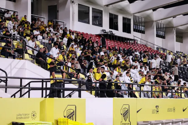 الجماهير خلال حضورها في المدرجات خلال التدريبات (نادي الاتحاد) 