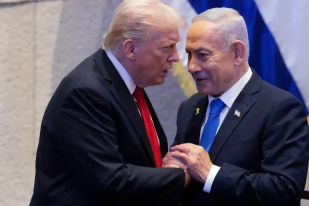 ABD Başkanı Donald Trump, Knesset'te İsrail Başbakanı Binyamin Netanyahu ile tokalaşırken, 13 Ekim 2025 (AP)