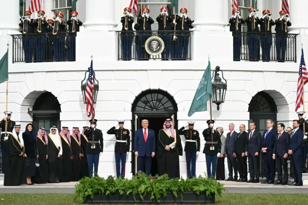 Salı günü Beyaz Saray'ın Güney Bahçesi'nde ABD Başkanı Donald Trump’ın Suudi Veliaht Prensi Muhammed bin Selman için düzenlediği karşılama töreninden (AFP)