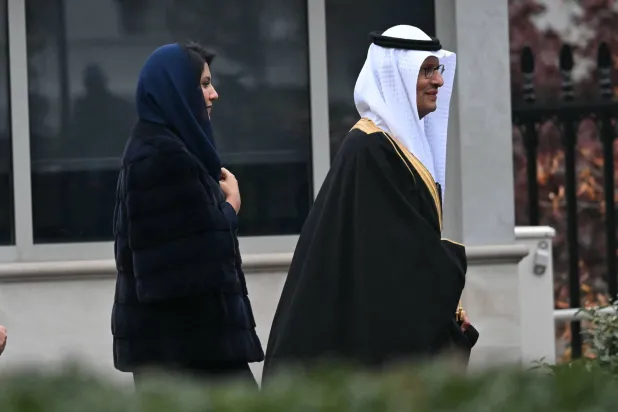 وزير الطاقة السعودي مغادراً البيت الأبيض بعد لقاء وفد بلاده برئاسة الأمير محمد بن سلمان مع الرئيس ترمب (أ.ف.ب)