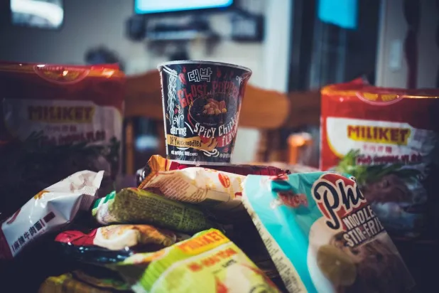 ترتبط بأمراض مثل السمنة والسرطان... خبراء يحذرون من خطر الأغذية فائقة المعالجة على الصحة العامة