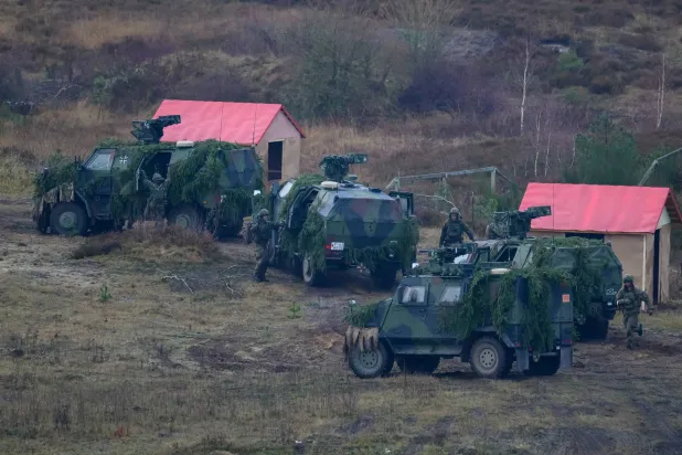 جنود أوروبيون خلال مناورات MILEX24 العسكرية في ساكسونيا السفلى في بيرغن بألمانيا (د.ب.أ)